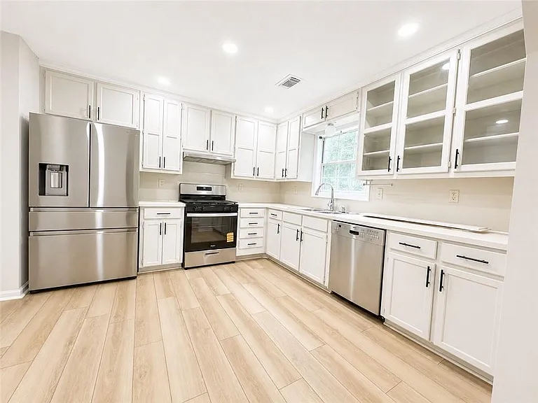 1400 Chalet Cir — Photo 4