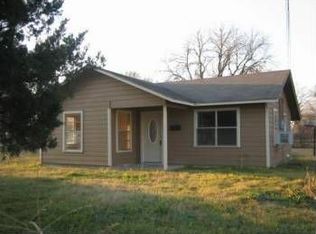1008 W 8th St, Hearne, TX 77859