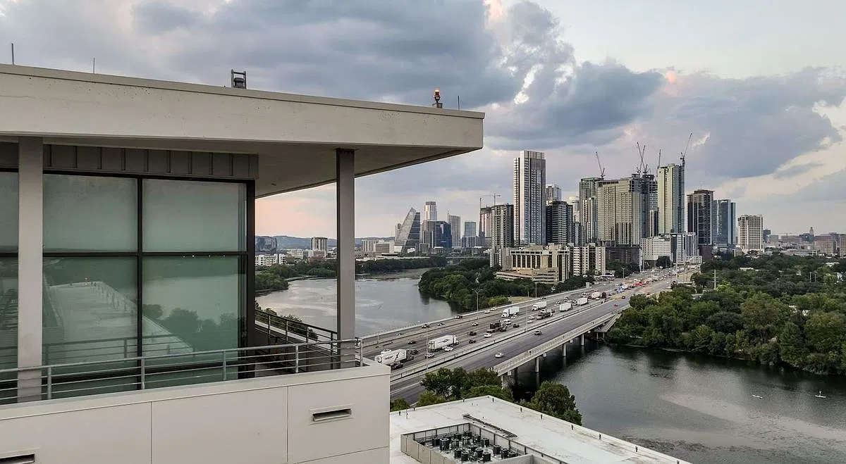 1 bed, 1.0 bath, 881 sqft, $1,900 — Photo 1