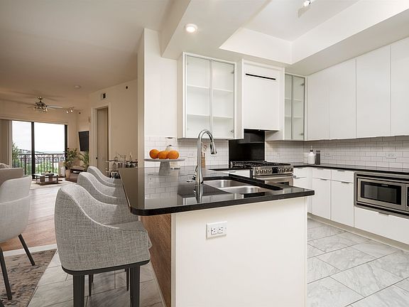 5th image of 717 Riverside Dr #904