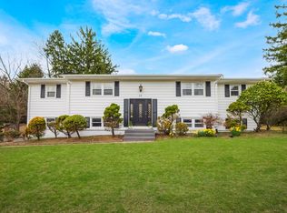 19 Orchard Ct, Chestnut Ridge, NY 10977