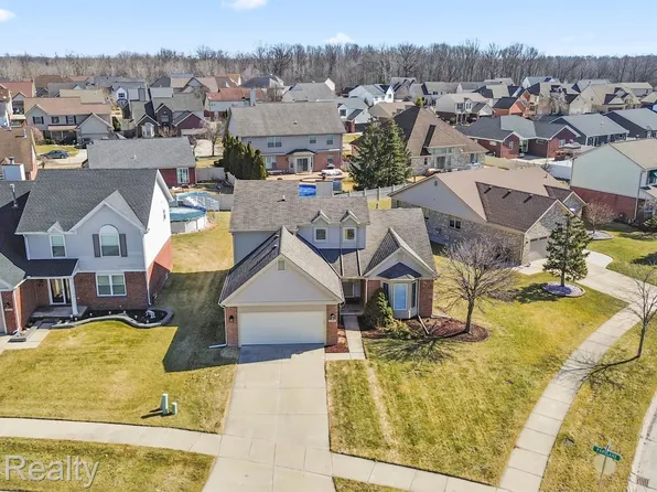 26799 Antique Rd, Woodhaven, MI 48183