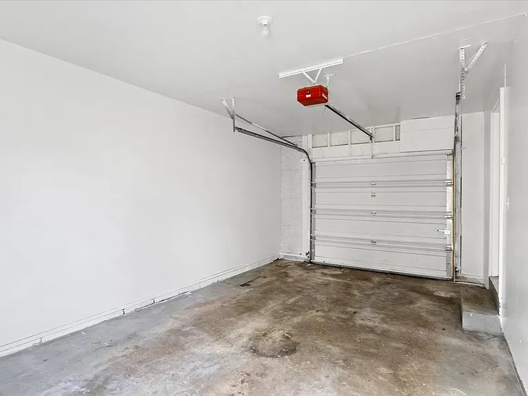 363 Lenora Ln — Photo 4