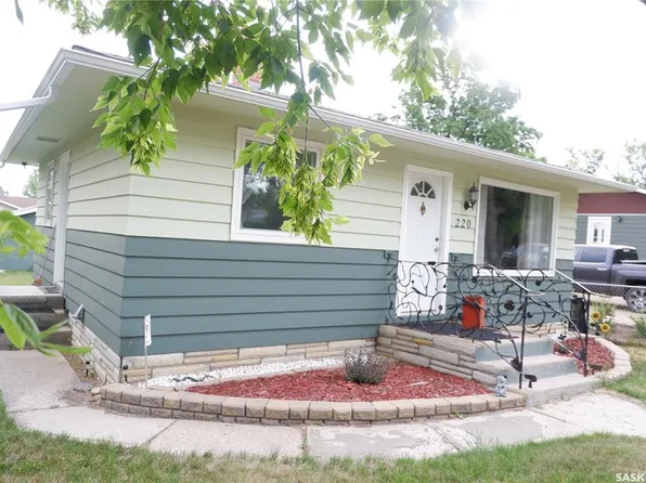 220 6th AVENUE W, Assiniboia, SK S0H 0B0