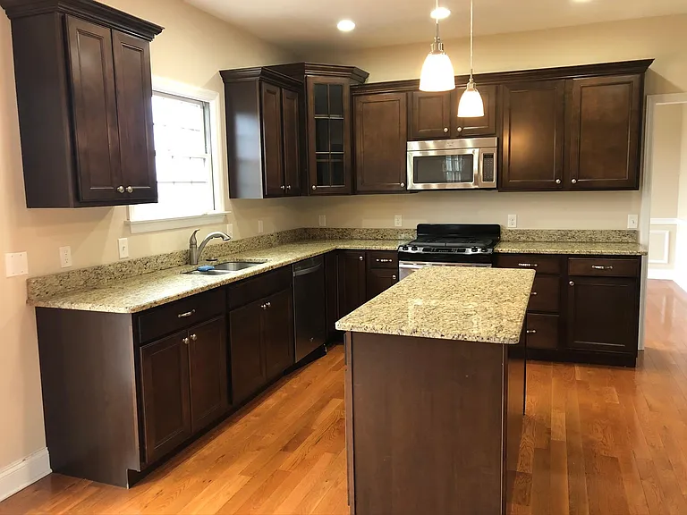 1049 Breezewood Dr — Photo 3
