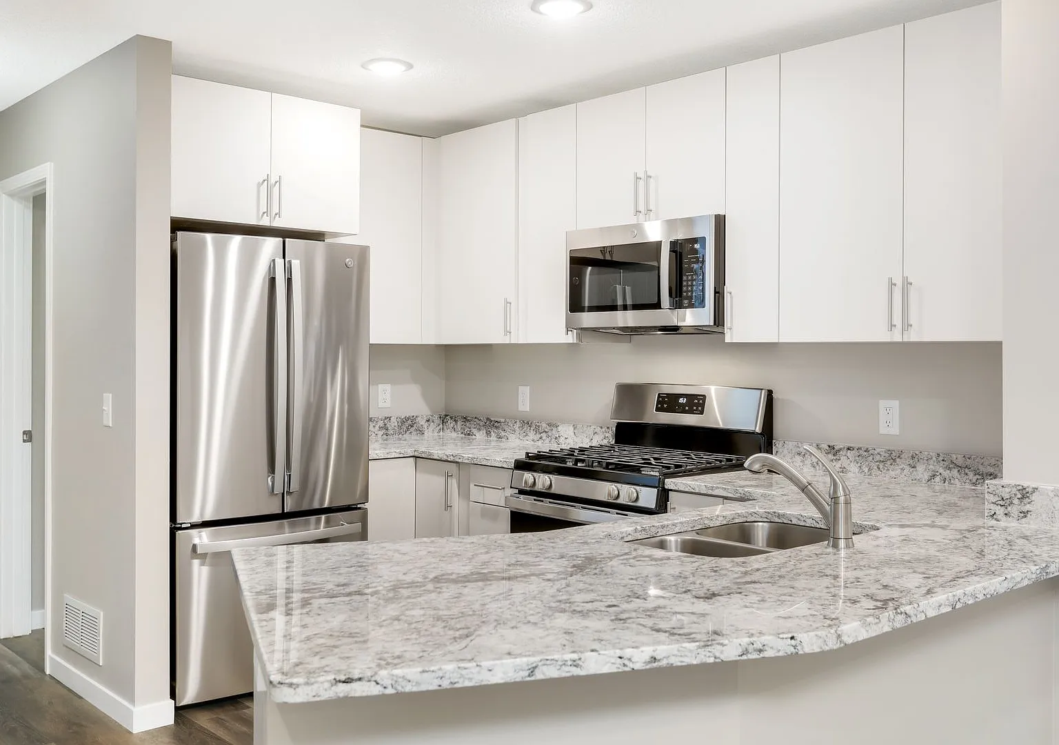 like new, 3bd 3ba townhome available 9.01 — Photo 1