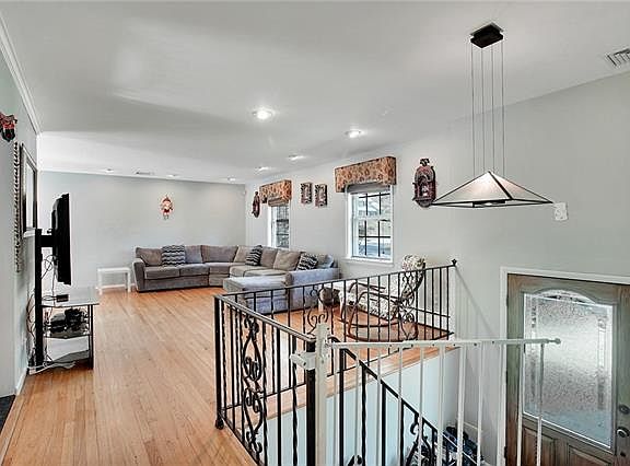 3rd image of 1512 Indiana Ave