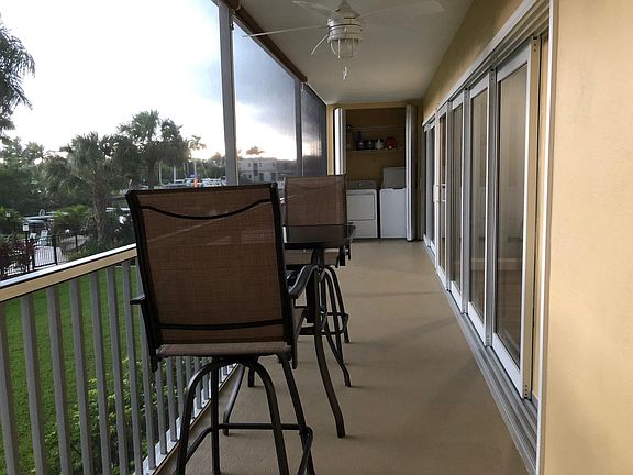 Lanai with washer and dryer