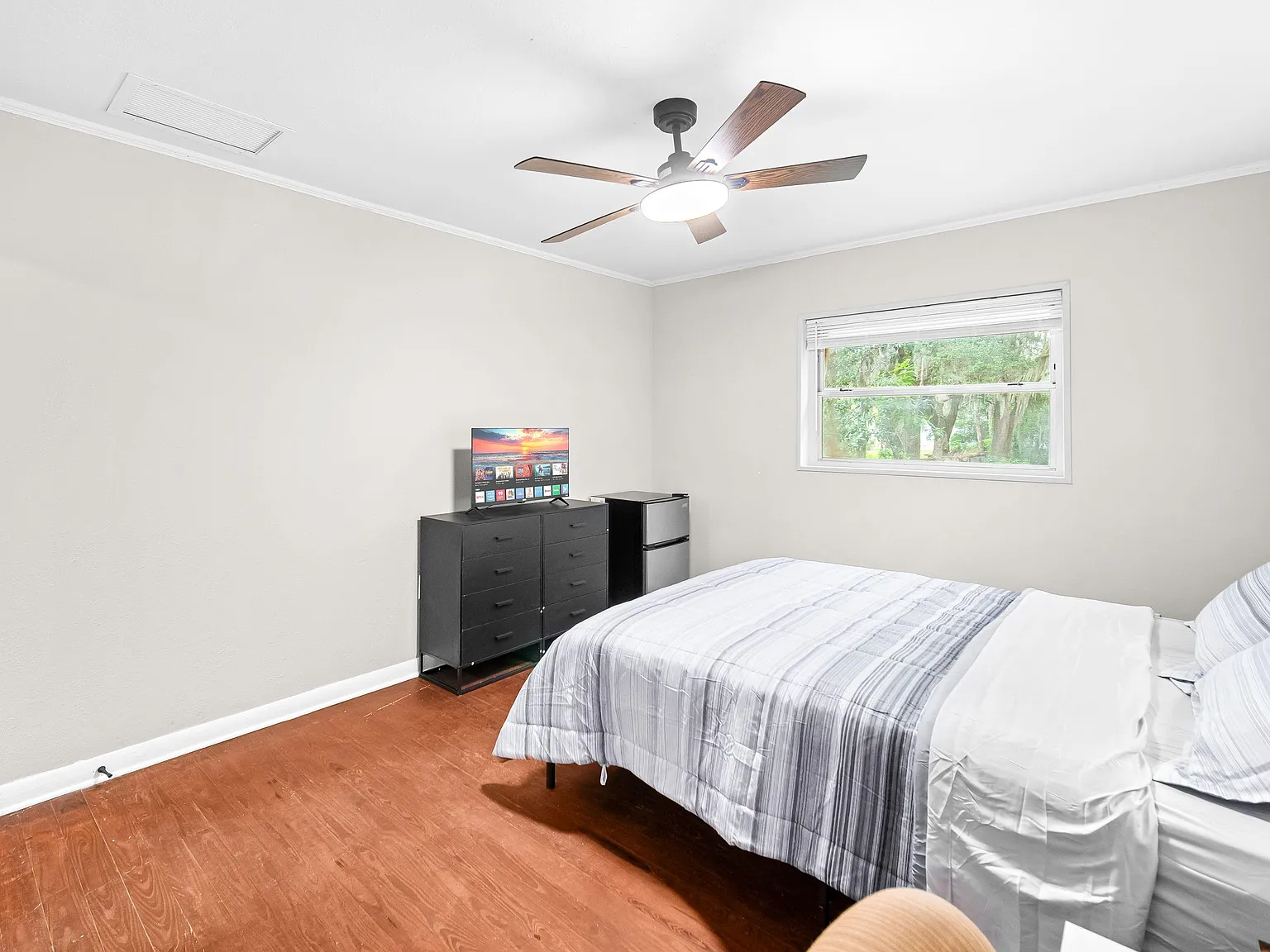 4 bed, 6.0 bath, 2353 sqft, $1,048 — Photo 2
