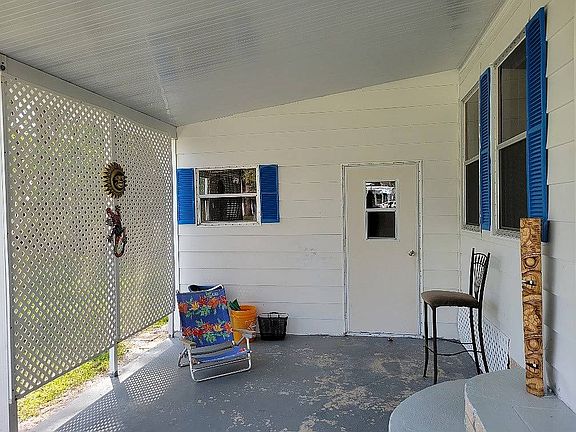 2nd image of 44 Bay In The Wood