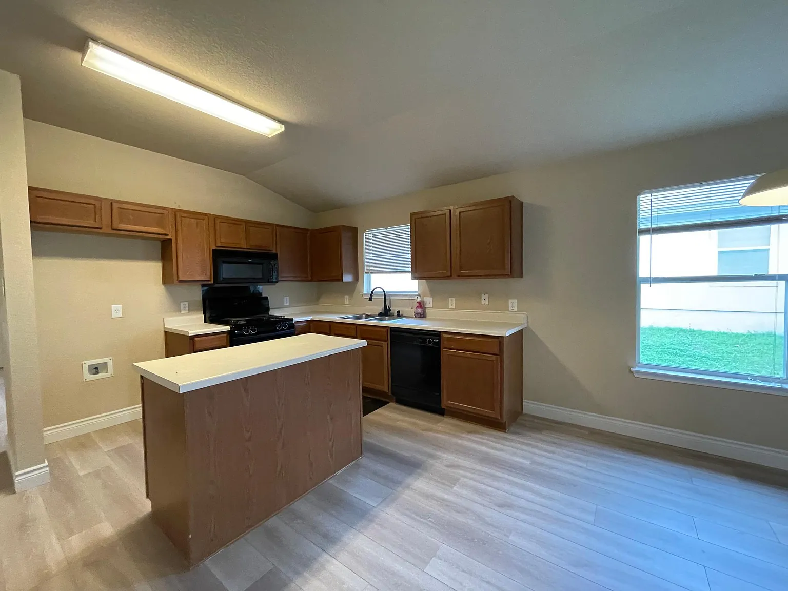 3 bed, 1834 sqft, $1,945 — Photo 4