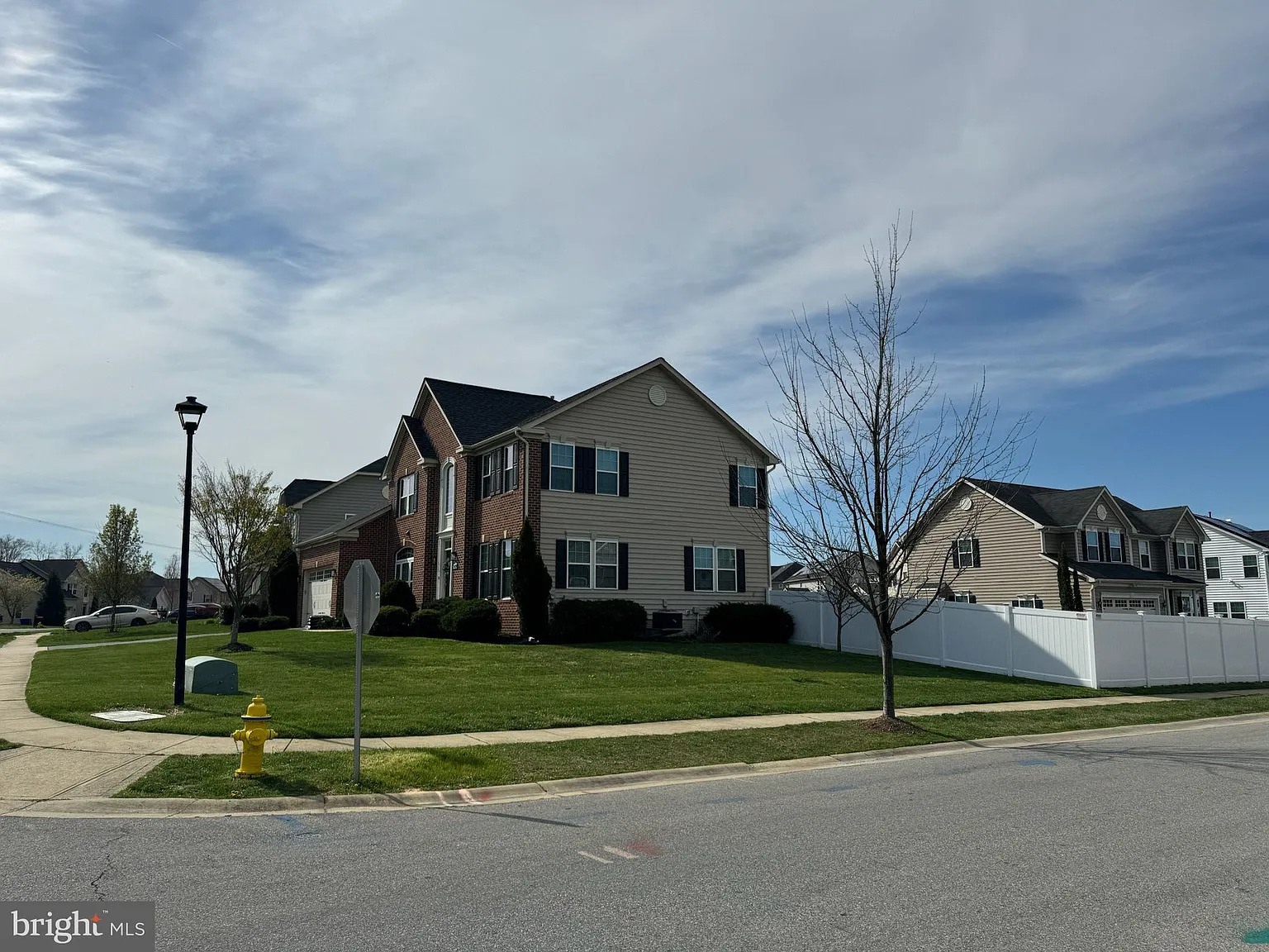 4 bed, 5.0 bath, 4860 sqft, $4,000 — Photo 3