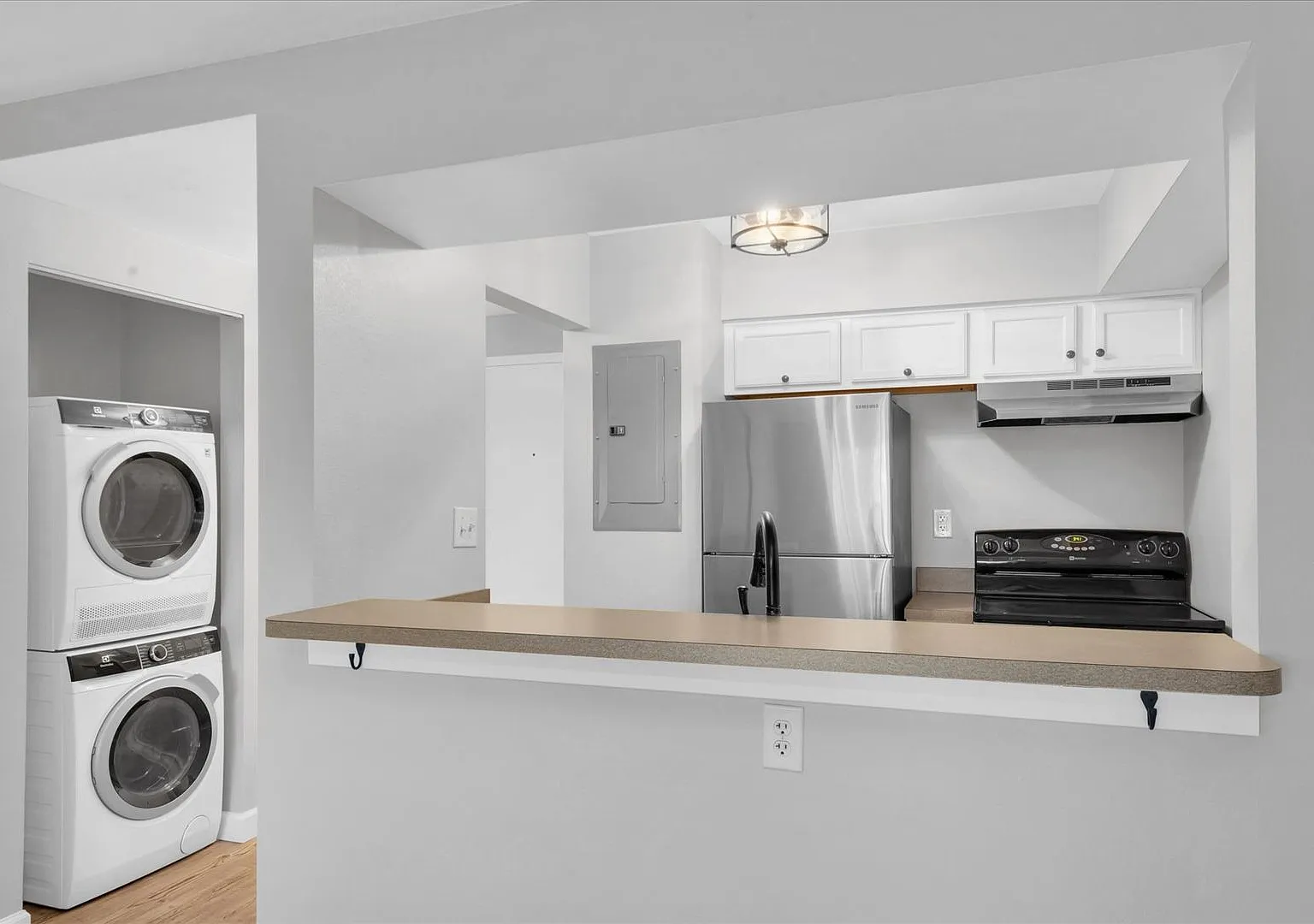 Hyde Park Towers Condo Located Near Bayshore — Photo 2