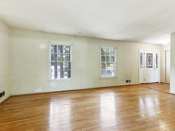 5th image of 1584 Drayton Woods Dr
