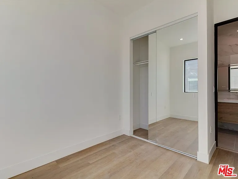 2817 S Redondo Blvd — Photo 25