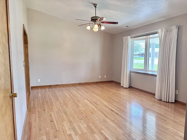 4422 Obing Strasse — Photo 3