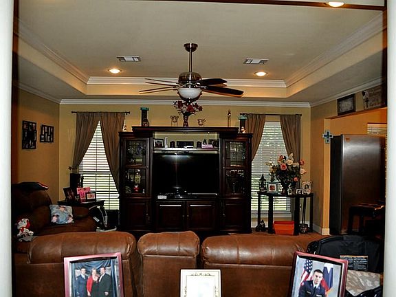Huge Family Room w/boxed ceiling, custom paint and crown moulding.