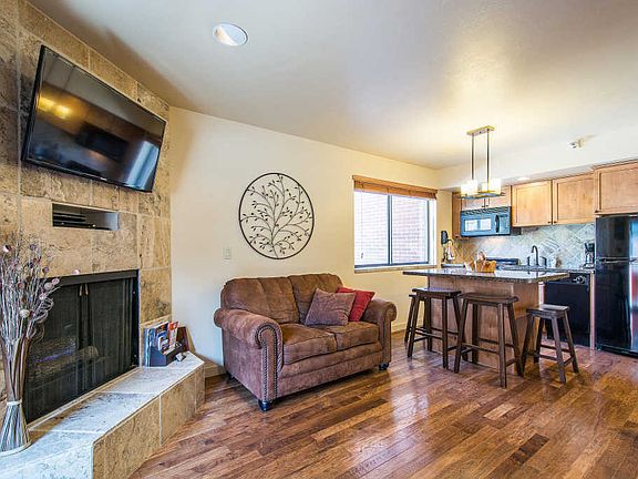 3rd image of 1385 Lowell Ave #211