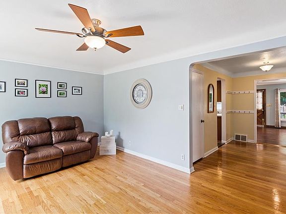3rd image of 386 E 271st St