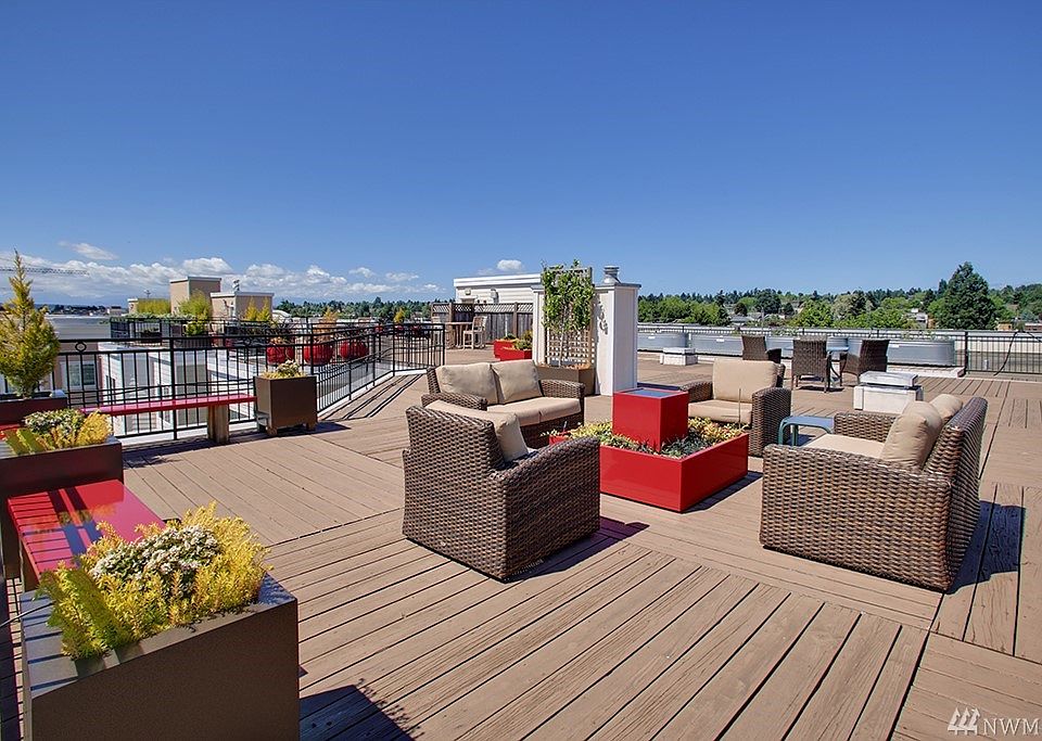 It's summer!  Great rooftop deck for relaxing, entertaining or just enjoying the beautiful view!