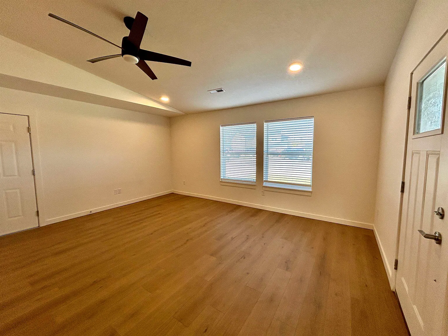 3 bed, 2.0 bath, 1496 sqft, $2,150 — Photo 2