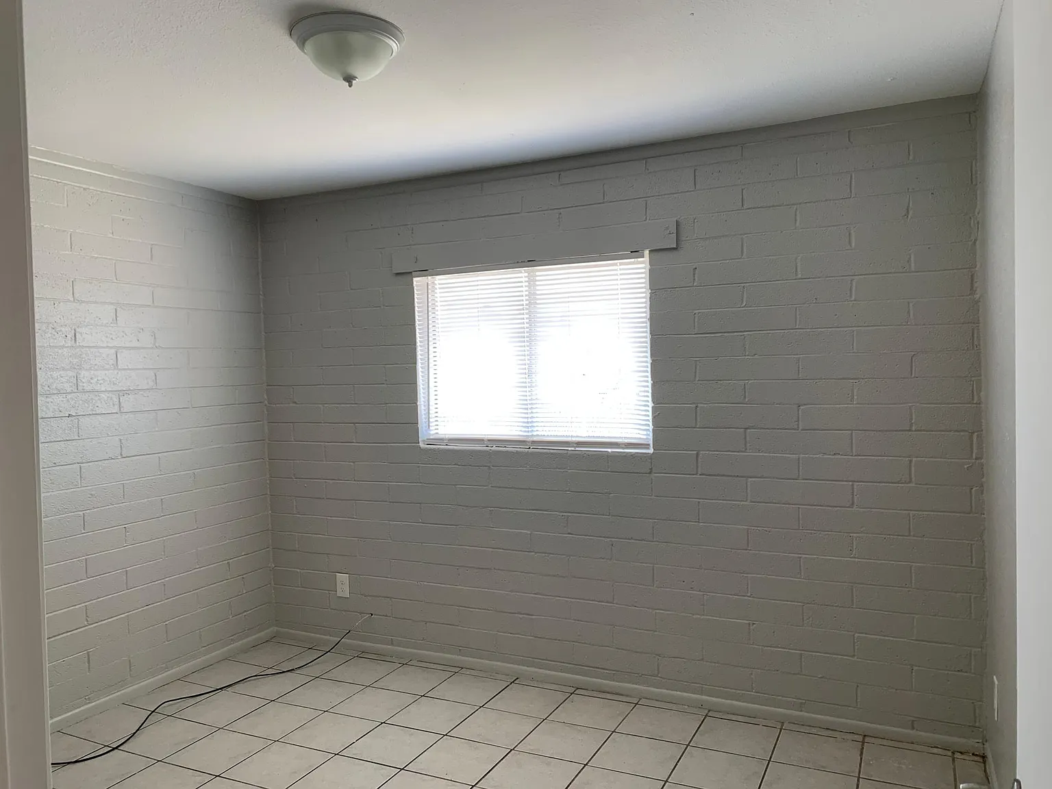 415 W 10th St — Photo 3