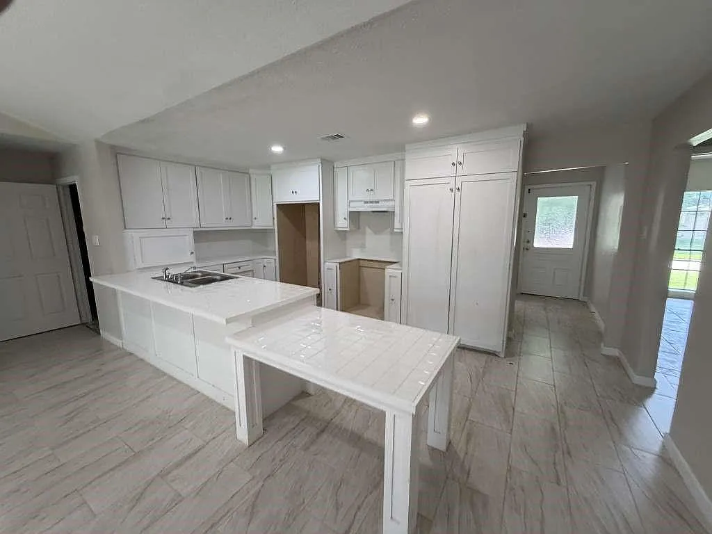3 bed, 2.0 bath, 1584 sqft, $1,899 — Photo 3