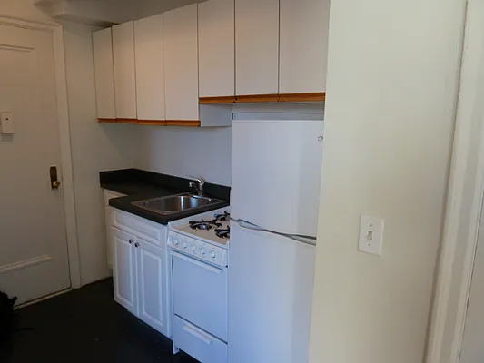 Rented by DSA Realty Midtown West | media 19