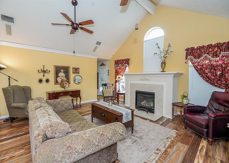 1st image of 405 Jessamine Way