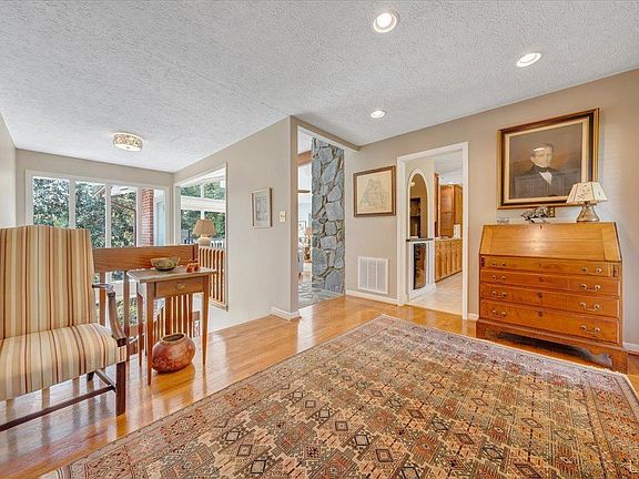 3rd image of 2809 Sedgewick Dr