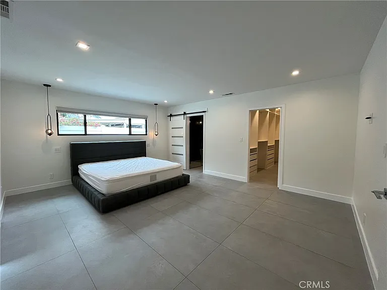 5735 Saloma Ave — Photo 12