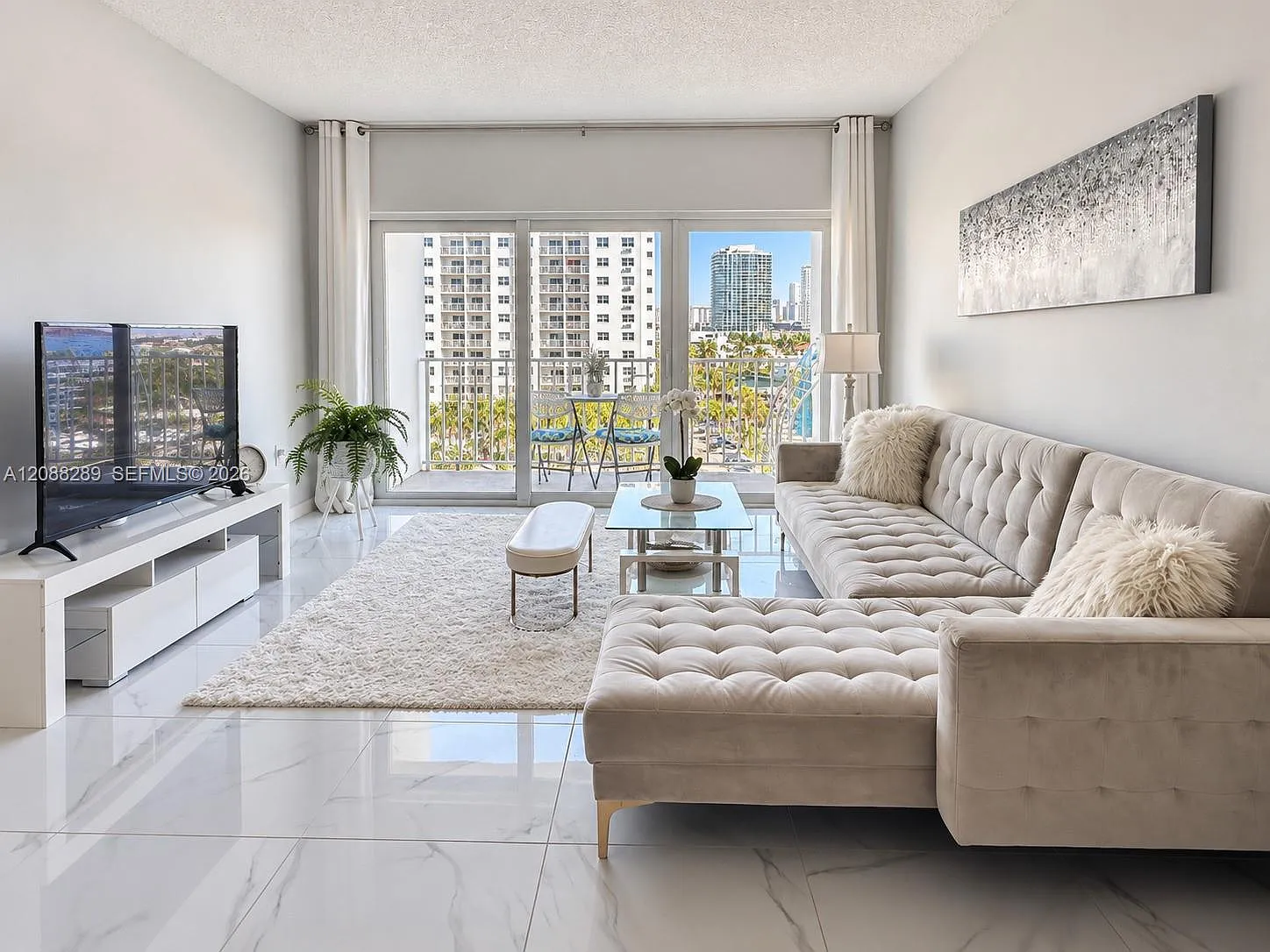 Arlen House West Condo — Photo 1