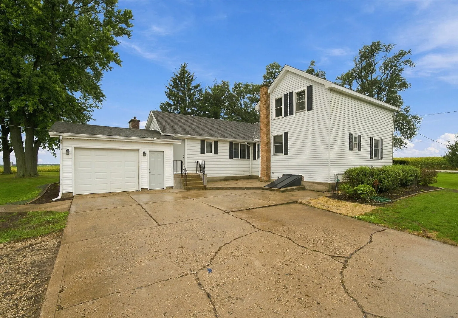 3 bed, 1.0 bath, 2091 sqft, $2,490 — Photo 2