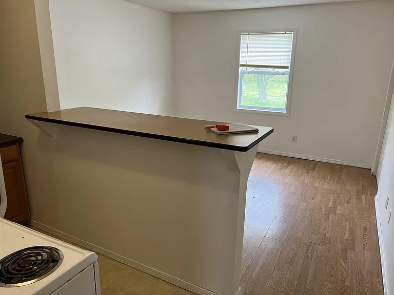 401 N Bottom St — Photo 1