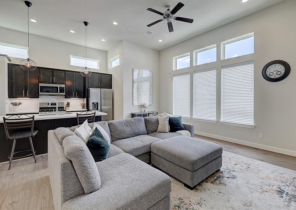1st image of 140 Knightsbridge Park Ln