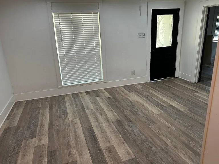 913 Longino St — Photo 3