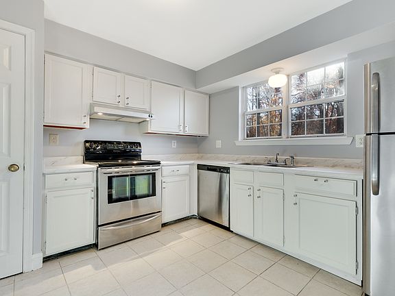 4th image of 3133 Yale Ct