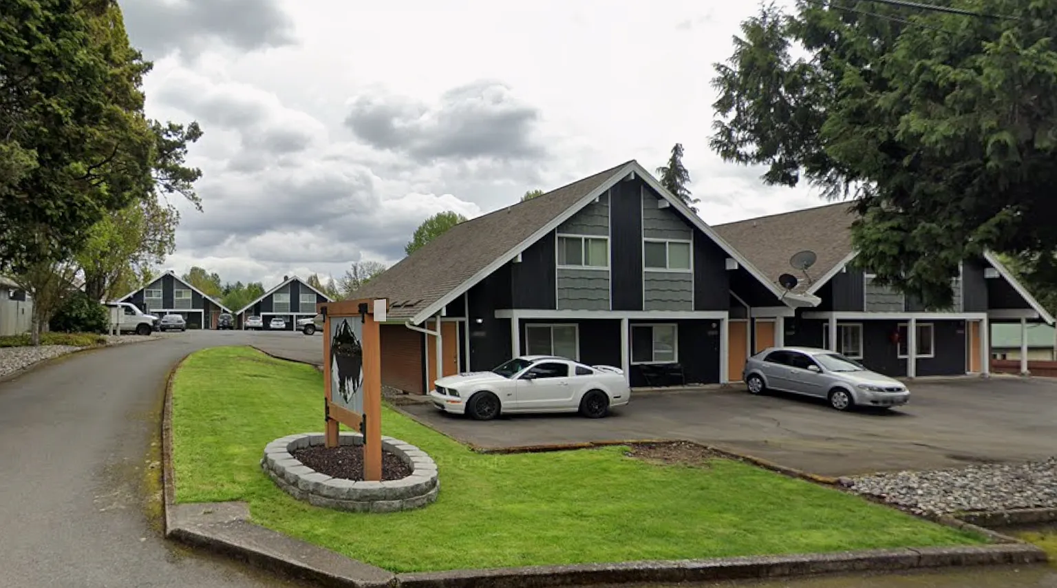 Chalet Villa Apartments — Photo 1