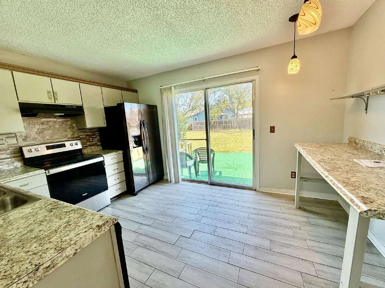 3 bed, 2.0 bath, 1633 sqft, $1,800 — Photo 2