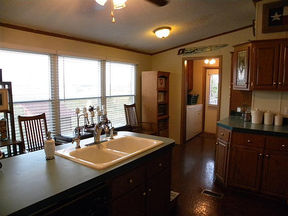 Kitchen & breakfast area