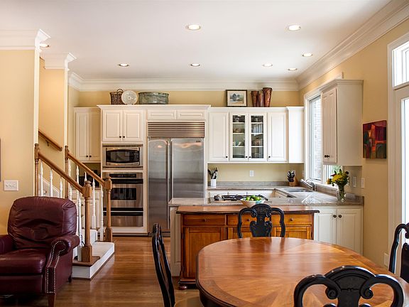 2nd image of 411 Prestwick Ct