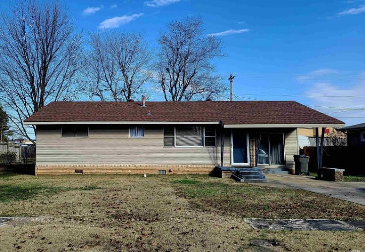 2nd image of 1819 Magnolia Ln
