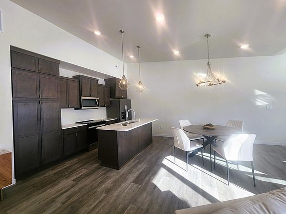 2nd image of 805 9th Ave SW #B