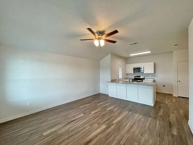 1806 Clovis Dr — Photo 4