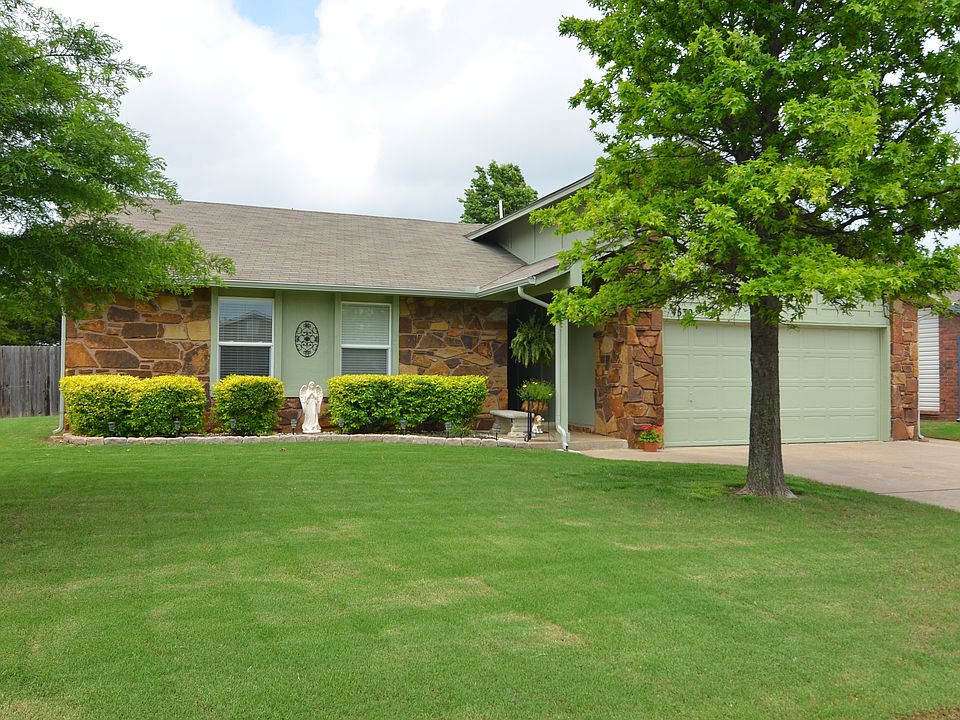Southbrook Corner Lot Home, sidewalks and immaculate landscaping