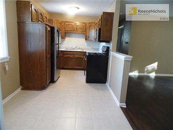 LOVELY KITCHEN WITH ALL BRAND NEW STAINLESS APPLIANCES!