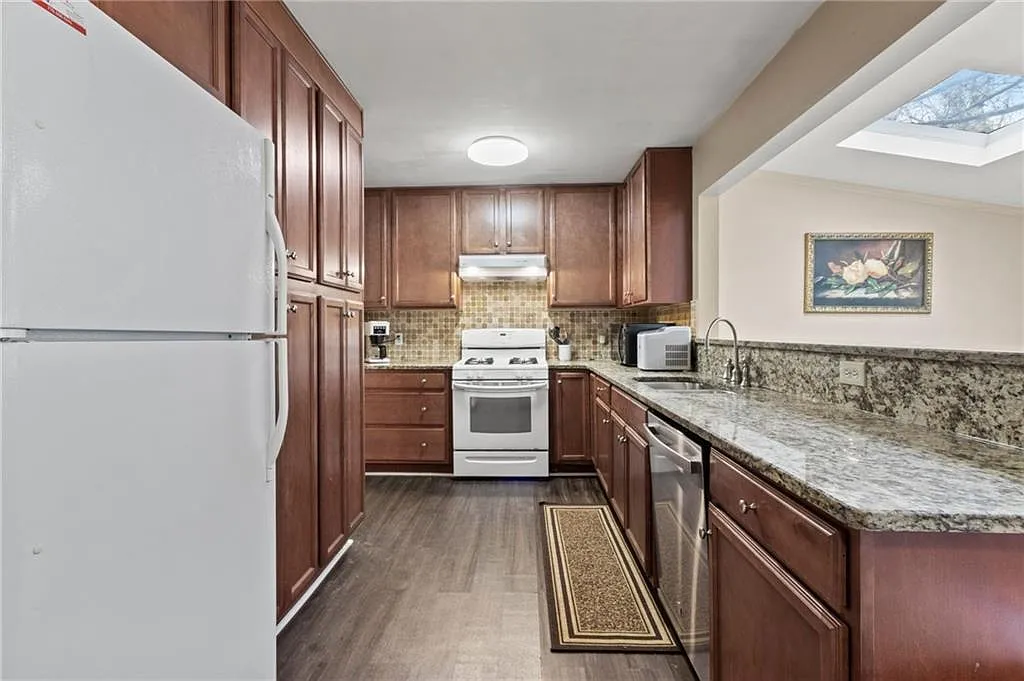 3 bed, 1428 sqft, $2,200 — Photo 3