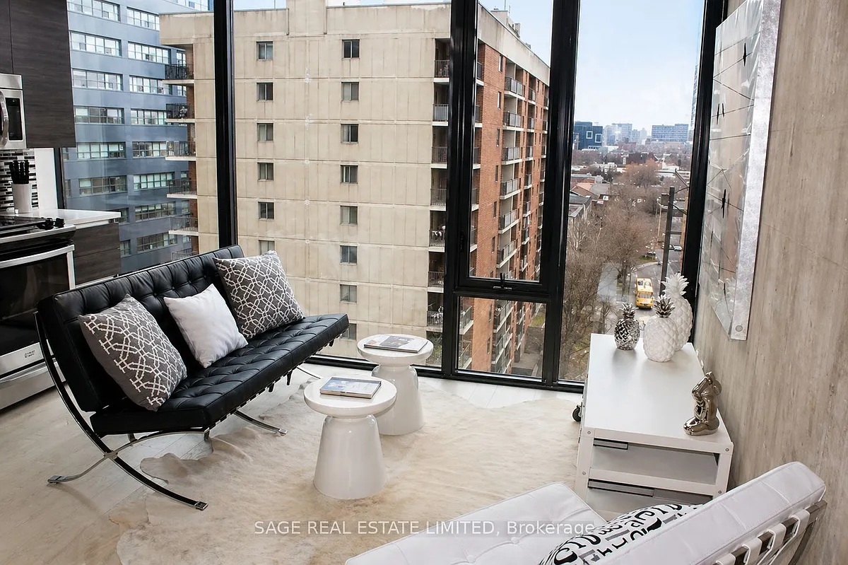 Building Photo - 111 Bathurst St #706