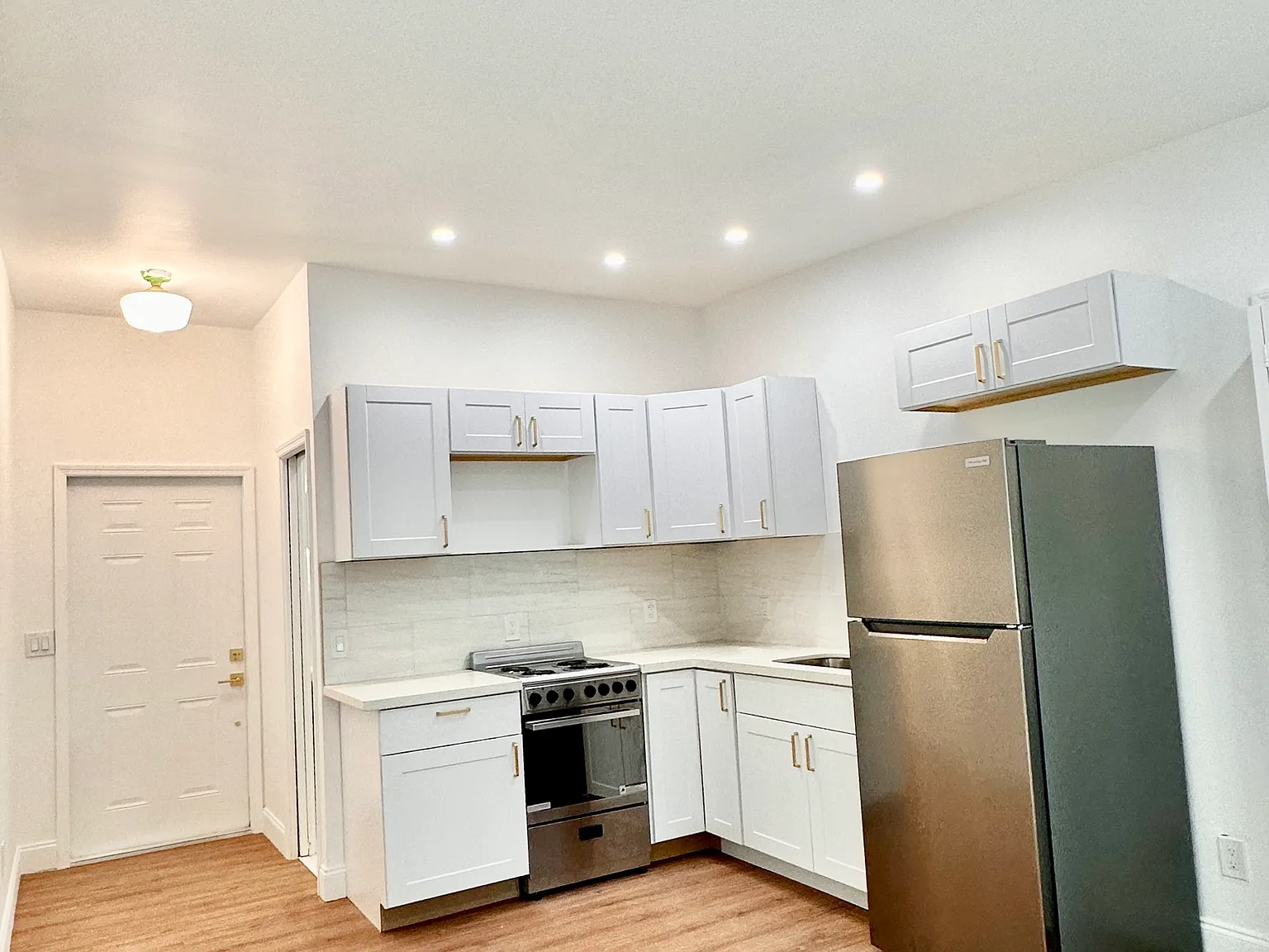 620 Winters St — Photo 2