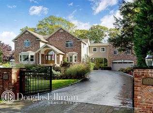42 Woods End Rd N, Dix Hills, NY 11746
